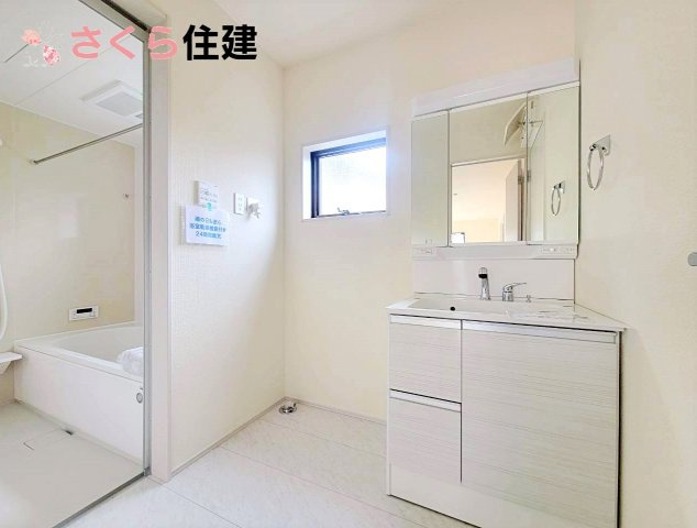 リーブルガーデン宇都宮駒生町第25　2号棟の洗面所|３面鏡の裏にはたっぷりと収納スペースを標準装備！											

