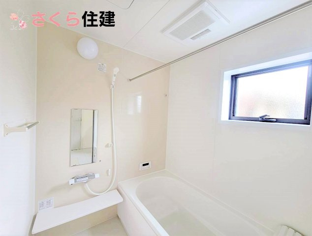 リーブルガーデン宇都宮駒生町第25　2号棟の浴室|雨の日や湿気の多い梅雨時期などに重宝する浴室暖房乾燥機付きです。		