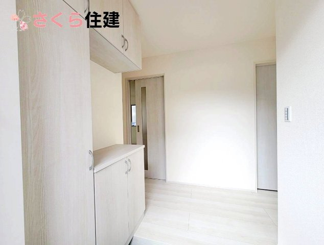 リーブルガーデン宇都宮駒生町第25　2号棟の玄関|家族全員分の靴も収納可能な玄関収納