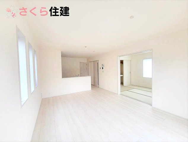 リーブルガーデン宇都宮駒生町第25　2号棟の居間・リビング|たっぷりの陽光と爽やかな風を感じて頂ける、開放感あふれるリビングです
