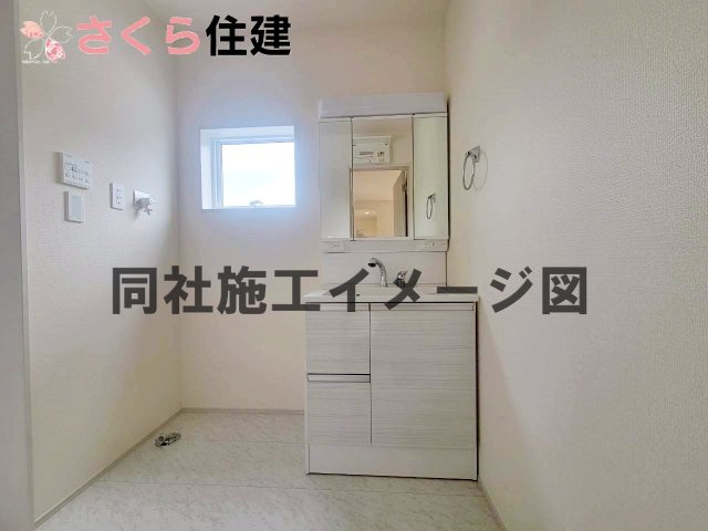 リーブルガーデン宇都宮駒生町第25　2号棟の内観：施工例|同社施工物件の写真です。明るい洗面スペースで朝の身支度も快適に♪３面鏡の裏にはたっぷりと収納スペースを標準装備！											
