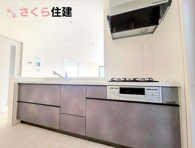 リーブルガーデン宇都宮駒生町第25　2号棟のキッチン|3口コンロや浄水付き水栓など、充実の設備が揃っています