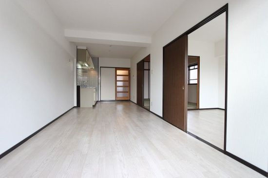 ポートシティ高木の居間・リビング|こちらの居間で趣味の時間をお楽しみください