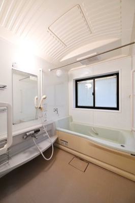 【浴室】 | 太田市城西町 中古住宅 | 清潔感あるお風呂はフルオートバスでお湯張りもラクラク♪
お風呂は窓があるので換気もできます。