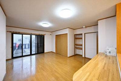 【居間・リビング】 | 太田市城西町 中古住宅 | 広々としていて明るい日差しもたくさん入ってきます。家具を置いてもゆとりある空間となっております♪