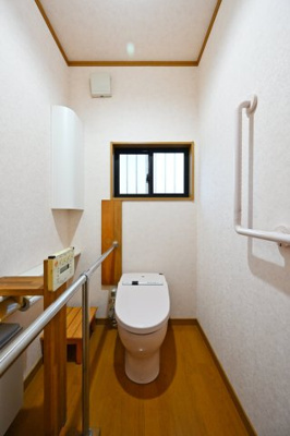 【トイレ】 | 太田市城西町 中古住宅 | 車いす対応の高機能シャワートイレです。