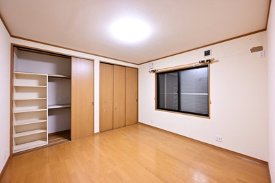 【洋室】 | 太田市城西町 中古住宅 | 2階の各居室にはしっかりとした容量のスペースを確保しているので、お部屋は美しい空間を保てますね♪