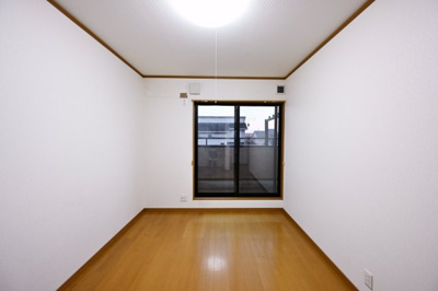 【洋室】 | 太田市城西町 中古住宅 | 2階のベッドルームはバルコニーとつながっています。
たっぷり光が入るので気持ちよく目覚められます♪ 