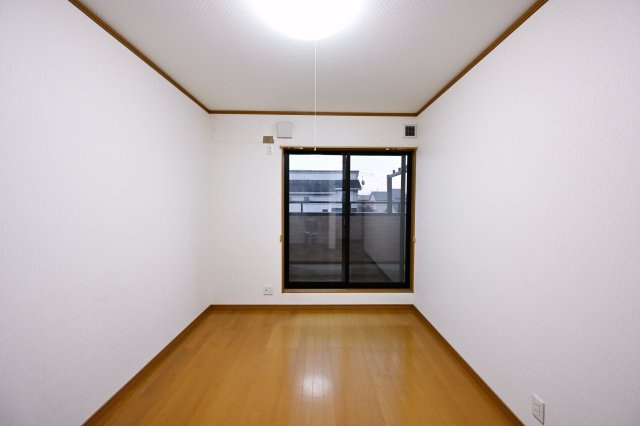 【洋室】 | 太田市城西町 中古住宅 | 2階のベッドルームはバルコニーとつながっています。
たっぷり光が入るので気持ちよく目覚められます♪ 