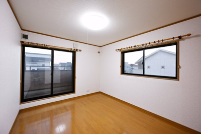 【洋室】 | 太田市城西町 中古住宅 | 2面採光の明るい洋室は子供部屋にもピッタリです♪