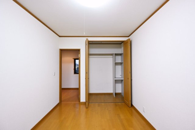 【洋室】 | 太田市城西町 中古住宅 | 寝室にはたっぷりとしたクローゼットがついておりおしゃれなご家族もうれしい空間です♪