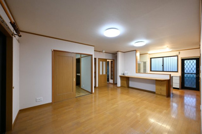 【居間・リビング】 | 太田市城西町 中古住宅 | ひろびろとしたリビングダイニングで家族団らんの時間をお過ごしください♪