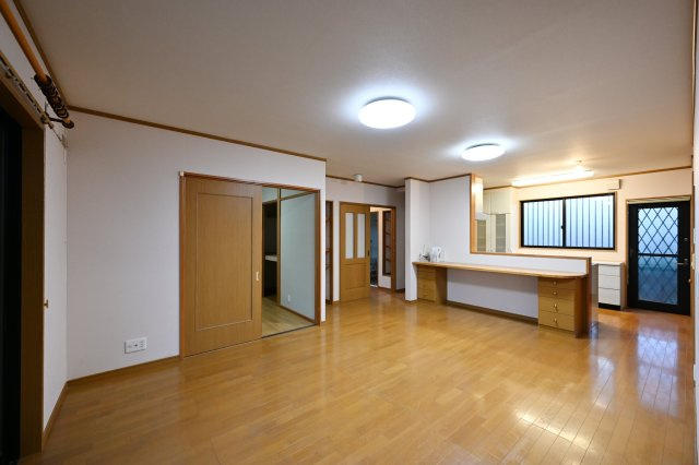【居間・リビング】 | 太田市城西町 中古住宅 | ひろびろとしたリビングダイニングで家族団らんの時間をお過ごしください♪