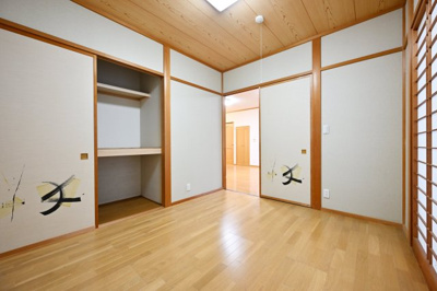 【洋室】 | 太田市城西町 中古住宅 | リビングと続き間の洋室は居室や客間、趣味のスペースなどフレキシブルに使えます！