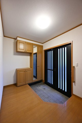 【玄関】 | 太田市城西町 中古住宅 | ひろびろとした玄関は背の高いシューズボックスで靴もたっぷり収納できます！