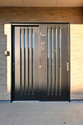 【玄関】 | 太田市城西町 中古住宅 | 屋根付きの玄関は雨の日のぬれずに出入りすることができます！
ダブルロックドアで防犯性も◎