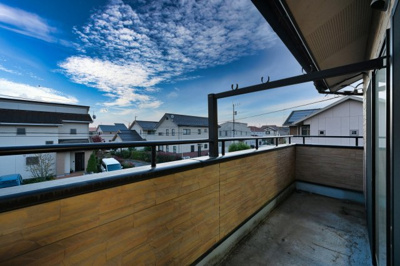 【バルコニー】 | 太田市城西町 中古住宅 | 広々としたワイドバルコニーは日当たりがよく洗濯物がよく乾きます♪