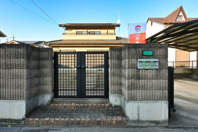 【外観】 | 太田市城西町 中古住宅 | 威厳を感じる立派な門は防犯効果もあります！