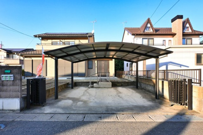 【駐車場】 | 太田市城西町 中古住宅 | 並列駐車可能なカーポート付き駐車場です！お客様も遊びに来やすいですね♪