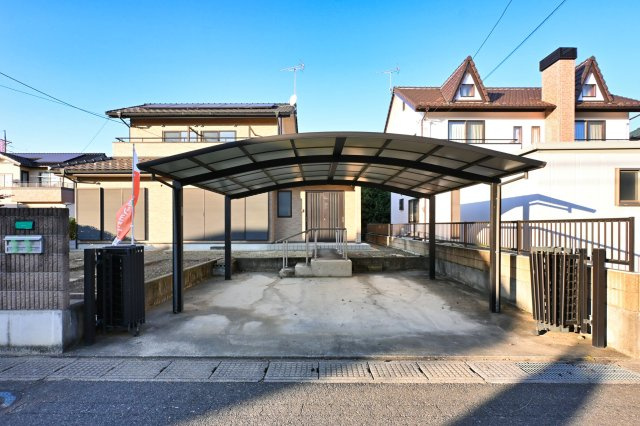 【駐車場】 | 太田市城西町 中古住宅 | 並列駐車可能なカーポート付き駐車場です！お客様も遊びに来やすいですね♪