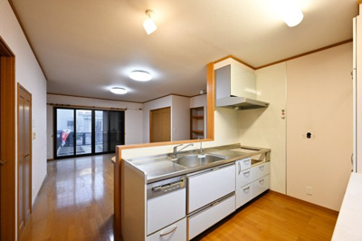 【キッチン】 | 太田市城西町 中古住宅 | 人気の対面式キッチン。お食事の準備をしながらでもご家族とのコミュニケーションを楽しめます♪