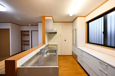 【キッチン】 | 太田市城西町 中古住宅 | システムキッチンは女性目線で設計されており、シンクも広く使いやすい設計です♪