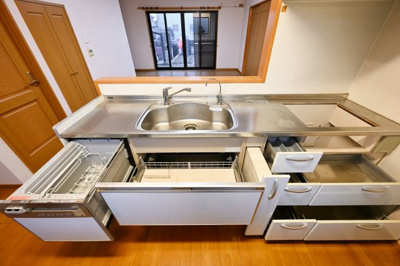 【キッチン】 | 太田市城西町 中古住宅 | 家族並んで料理ができるワイドカウンターのキッチン♪ 
スライド収納でラクラク収納できます♪  