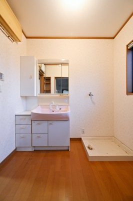 【独立洗面台】 | 太田市城西町 中古住宅 | 収納力が豊富な洗面台はドライヤーから化粧品までスッキリ収納できます♪