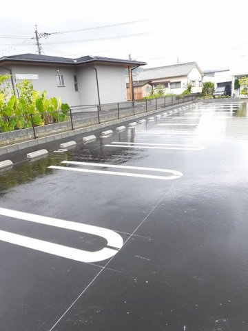 アゼリアガーデンの駐車場