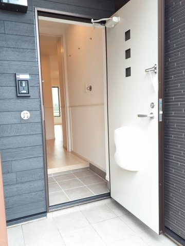 アゼリアガーデンの玄関