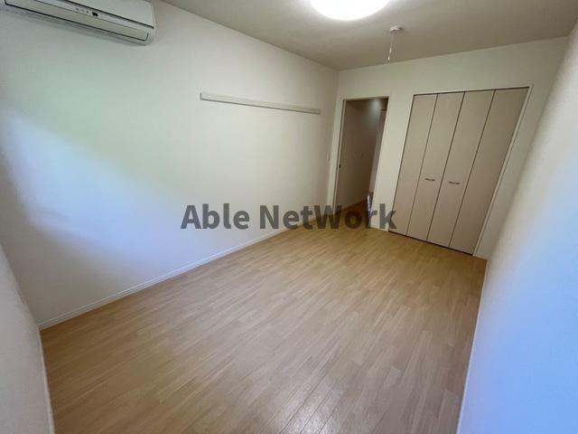 シンフォニーヒルズの寝室|エアコン付きで快適