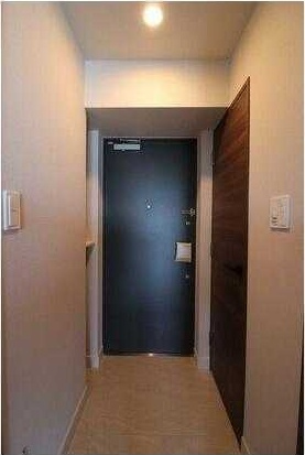 ルジェンテ・バリュ上野根岸の玄関