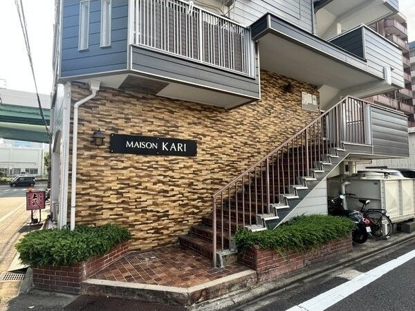 メゾンKARIのエントランス