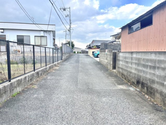 【前面道路含む現地写真】 | 2面の道路に面している物件です。