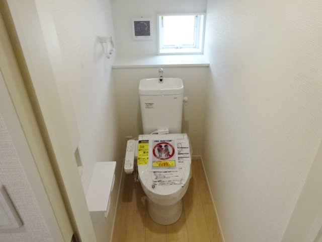 【トイレ】 | 裾野市水窪第1 新築建売分譲住宅 土地＋建物 TW05969 | 裾野市水窪1号棟　1Fトイレ ※令和8年4月9日撮影写真