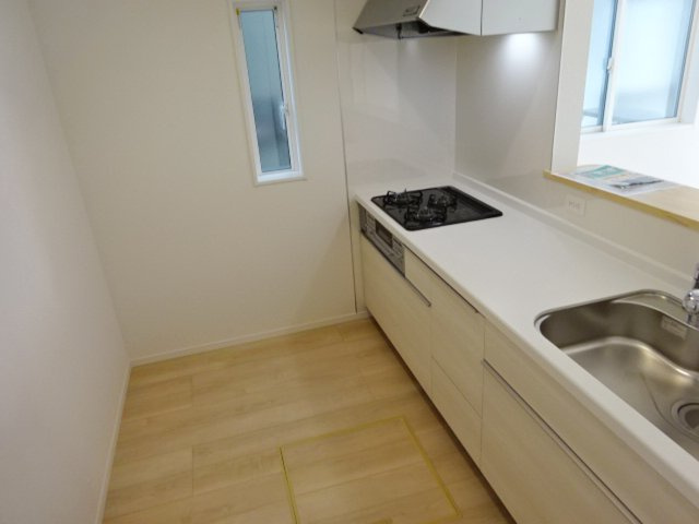 【キッチン】 | 裾野市水窪第1 新築建売分譲住宅 土地＋建物 TW05969 | 裾野市水窪1号棟　キッチン ※令和8年4月9日撮影写真
