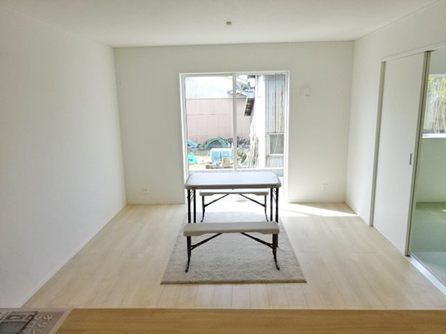 【居間・リビング】 | 裾野市水窪第1 新築建売分譲住宅 土地＋建物 TW05969 | 裾野市水窪1号棟　リビング ※令和8年4月9日撮影写真