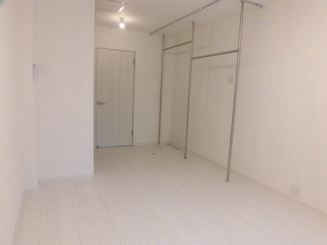 【居間・リビング】 | ハンガーラックもついている綺麗なお部屋です