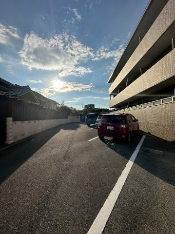 ラフィネ　小川の駐車場