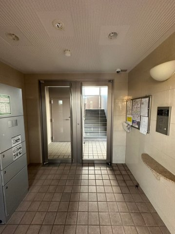 ラフィネ　小川のロビー
