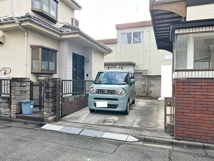 あきる野市二宮東２丁目の中古一戸建の駐車場