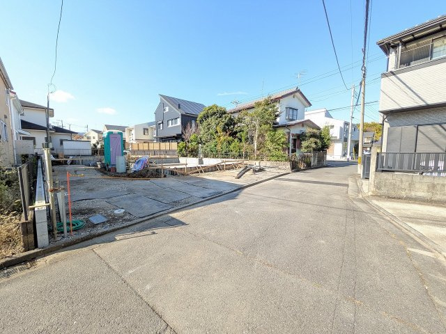 八王子市　長房町　新築一戸建て　２４ー１期の前面道路含む現地写真|～東側4ｍ道路に面しています～
