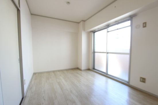 第５グランドハイツ服部の内装|明るい室内です