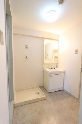 第５グランドハイツ服部の洗面所|ゆったりとスペースのある洗面所