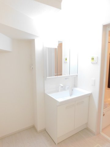 名古屋市中村区高道町６丁目の新築一戸建の独立洗面台|◇洗面脱衣室◇　　三面鏡シャンプードレッサー