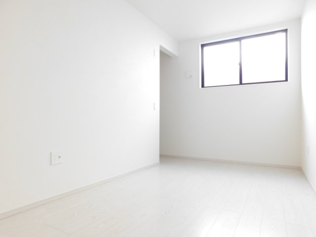 名古屋市中村区高道町６丁目の新築一戸建の洋室|◇洋室◇　　明るい洋室５．６帖　ウォークインクローゼット完備！　　