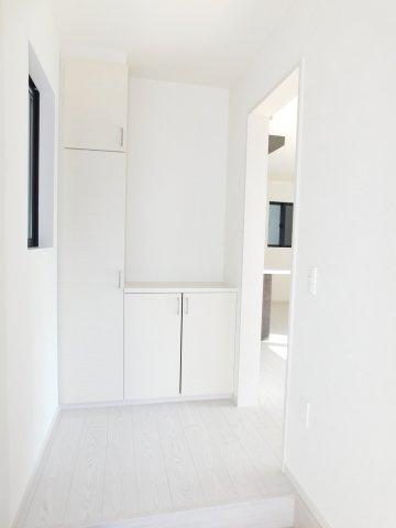 名古屋市中村区高道町６丁目の新築一戸建の玄関|◇玄関収納◇　　家族の履物がしっかり収納できるミラー付玄関収納♪