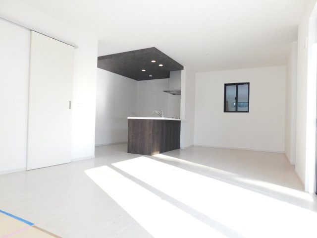 名古屋市中村区高道町６丁目の新築一戸建の居間・リビング|◇リビング◇　　南面で広くて明るいリビング２０．５帖　おしゃれな折下天井のフラットキッチン♪