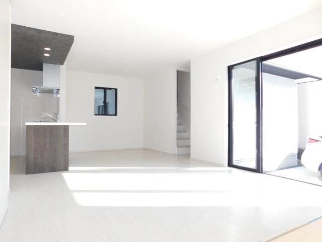 名古屋市中村区高道町６丁目の新築一戸建の居間・リビング|◇リビング◇　　南面で明るいリビング２０．５帖　家族のコミュニケーションの機会が増えるリビング階段♪