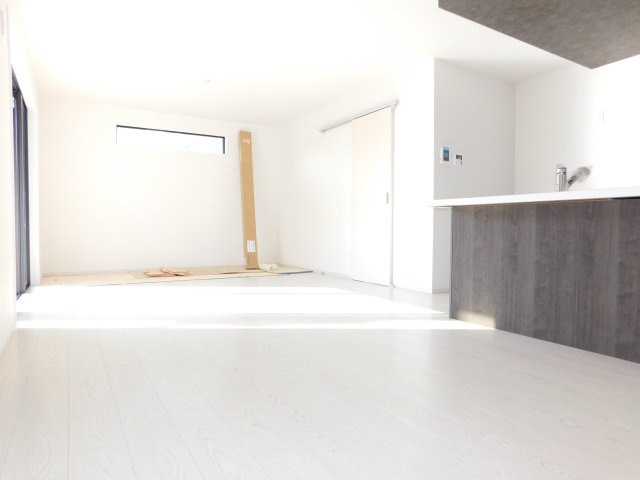 名古屋市中村区高道町６丁目の新築一戸建の居間・リビング|◇リビング◇　　南面で明るいリビング２０．５帖　家族が集まってもゆとりのある空間♪